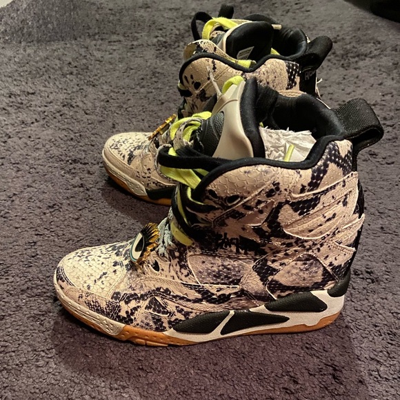 Reebok Special Edition Size. 6 - Picture 5 of 8